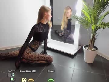 girl
        phoebepaw cam image #370